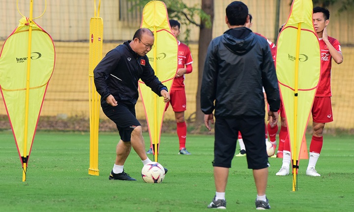HLV Park Hang-seo thị phạm về cách vượt chướng ngại vật trong một bài tập cho học trò. Ảnh: Giang Huy.