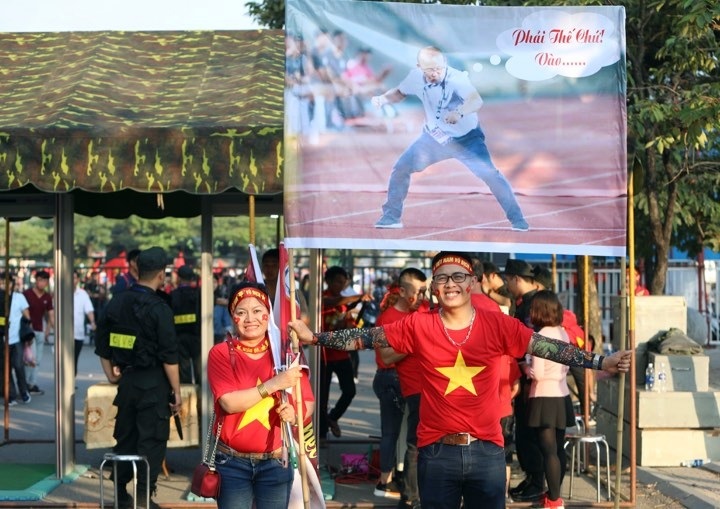 CĐV Việt Nam mang băng rôn khổ lớn tri ân HLV Park Hang-seo, sau khi đã qua cửa kiểm tra an ninh ở trận gặp Malaysia hôm 16/11. Ảnh: Ngọc Thành.
