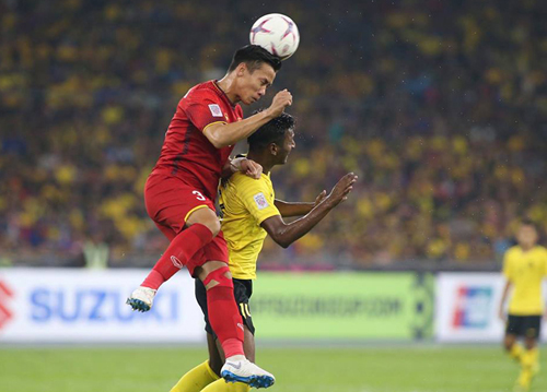 Quế Ngọc Hải truy cản tiền đạo Malaysia trong trận hòa 2-2 tại Bukit Jalil ngày 11/12. Ảnh: Lâm Thỏa