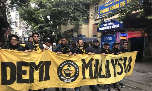 CĐV Malaysia mải cổ vũ nên không biết đội nhà thủng lưới lúc nào