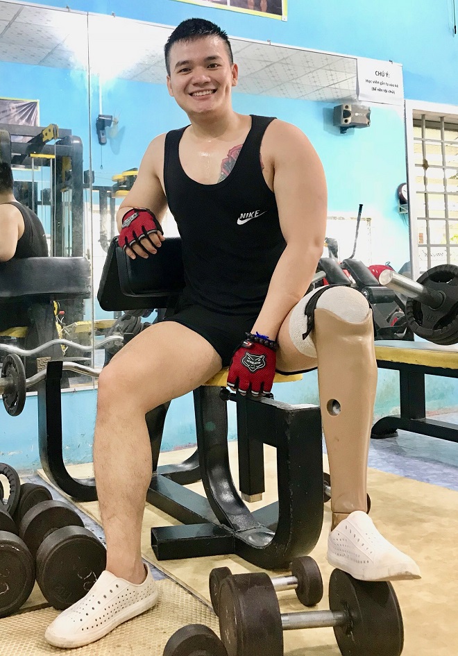 Chàng trai 9x tập gym trên chân giả