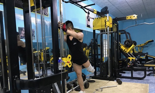 Chàng trai 9x tập gym trên chiếc chân giả