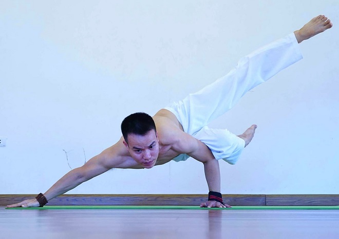 Chàng trai vận dụng bí quyết giọt nước vào tập yoga