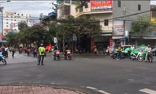 Đoàn “phượt thủ” ngang nhiên chặn ngã tư để đi như xe ưu tiên