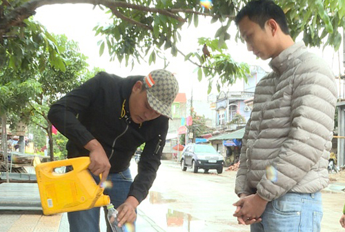 Hai thanh niên bị bắt quả tang ném mắm tôm vào nhà 'con nợ'