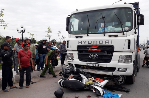 Xe container gây tai nạn. Ảnh: Hoàng Nam.